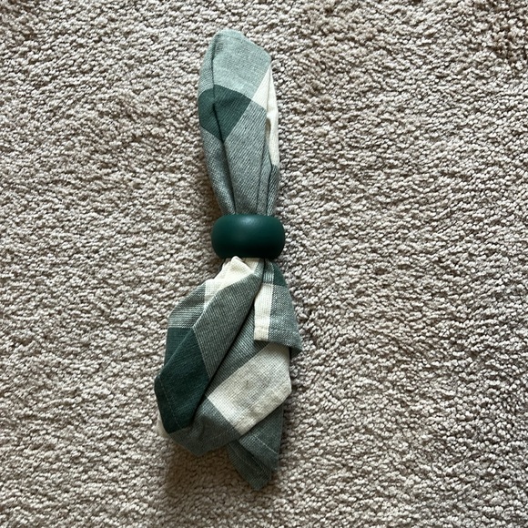 Set of 8 napkins, napkin rings and placemats. Hunter green and cream. - Picture 3 of 6